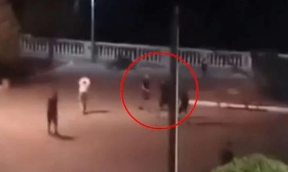 Αμφιλοχία: Άγριο ξύλο μεταξύ νεαρών για ένα... τραγούδι τραπ - Προκάλεσαν ζημιές σε οχήματα (βίντεο)